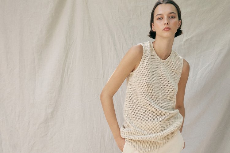 Less is More – Minimalism In Fashion: The Power of Simplicity & Monochrome Looks.